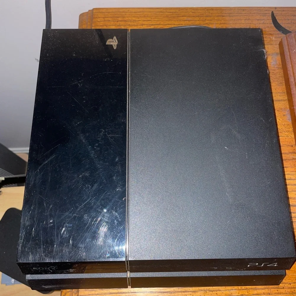 PS4 W/ 1 Controller